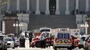 Mobil ambulans dan kendaraan darurat disiagakan di depan Gedung Capitol, Washington DC, Amerika Serikat, pascapenembakan di lokasi tersebut, Senin (28/3). Sempat terjadi tembak-menembak dengan petugas sebelum pelaku dilumpuhkan. (REUTERS/Joshua Roberts)