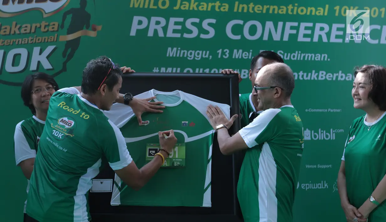 Wagub DKI Jakarta Sandiaga Uno menandatangani kaus peserta sebagai simbolis wujud partisipasi terhadap MILO Jakarta International 10K 2018 pada acara kick-off MILO di Jakarta, Minggu (13/5) (Liputan6.com/Pool/Rizky)