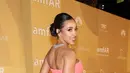 Tinashe berpose saat menghadiri amfAR Gala Los Angeles 2022 di Pacific Design Center di West Hollywood, California pada 3 November 2022. Sang penyanyi R&B melengkapi penampilannya dengan kalung perak yang cukup besar dan cincin berkilau di jari-jarinya. (Amy Sussman/Getty Images for amfAR/AFP)