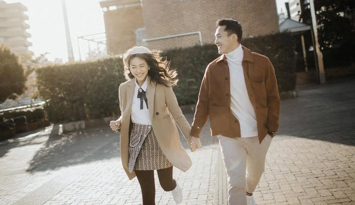 Kali ini, Shanju bergaya preppy memadukan coat, kemeja dan tweed mini skirt. Penampilannya dipermanis dengan topi baret. [Foto: IG/shanju].