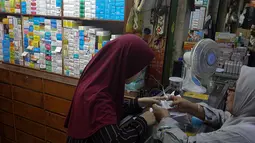 Perbedaan signifikan harga obat di Indonesia dan Malaysia yang mencapai tiga hingga lima kali lipat menjadi sorotan pemerintah. (Liputan6.com/Herman Zakharia)
