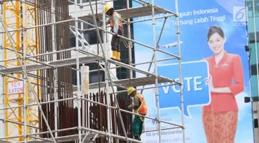 Pekerja tengah mengerjakan proyek transportasi di Jakarta, Jumat (1/12). BPS menyatakan bahwa hingga Agustus 2017, penyerapan tenaga kerja RI masih didominasi oleh penduduk bekerja yang berpendidikan rendah, dari SMP ke bawah. (Liputan6.com/Angga Yuniar)