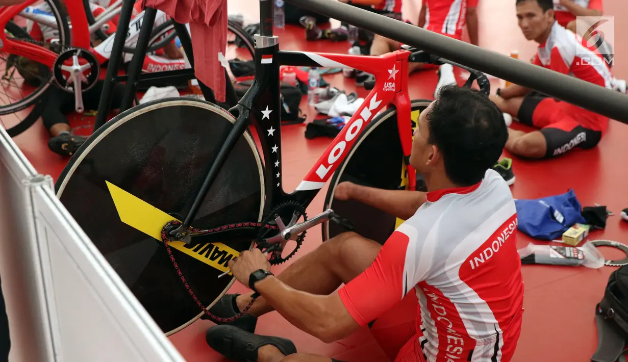 Atlet para cycling Indonesia menyetel sepeda yang akan digunakan saat latihan di Velodrome, Rawamangun, Jakarta, Selasa (2/10). Tim para cycling Indonesia optimistis meraih target dua perunggu di Asian Para Games 2018. (Liputan6.com/Helmi Fithriansyah)