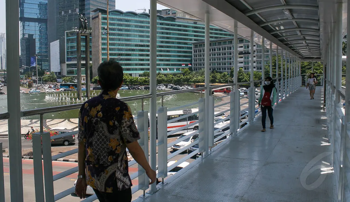 Jembatan baru yang kini berada tepat di depan air mancur Plaza Indonesia dan Wisma Nusantara ini sudah bisa dipergunakan pejalan kaki sejak jam 3 sore Senin (22/9/14). (Liputan6.com/Faizal Fanani)