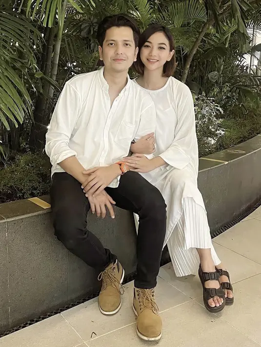 <p>Benih-benih cinta Glenca Chysara dan Rendi Jhon mulai tumbuh setelah sama-sama bermain sinetron Ikatan Cinta. Hingga keduanya berpacaran dan selalu kompak, seperti ia tampil serasi dengan baju warna putihnya saat lebaran ini. @glencachysaraofficial</p>