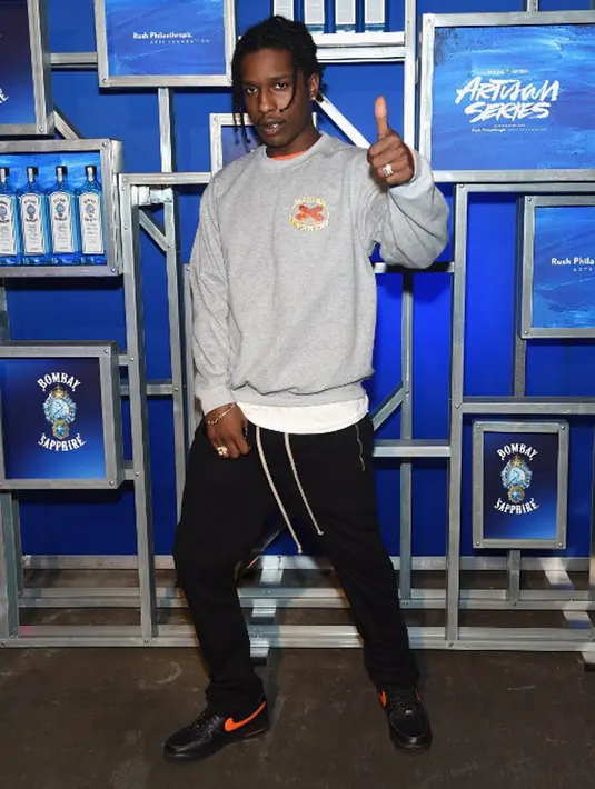 Melansir mirror.co.uk, seorang sumber mengatakan kedekatan yang tertangkap kamera antara Kendall dan Rocky terlihat sangat romantis. Sambil menyusuri jalan, keduanya juga terlihat saling berbicara. (AFP/Bintang.com)