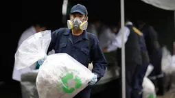Pekerja memindahkan kokain yang siap dimusnahkan di markas polisi di Lima, Peru, (7/6). Polisi mengatakan mereka akan membakar sekitar 20 ton narkoba, termasuk kokain, mariyuana, opium dan heroin yang telah disita. (AP Photo/Martin Mejia)
