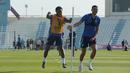 Pemain Inggris, Raheem Sterling (kiri) dan Conor Coady saat sesi latihan Timnas Inggris untuk Piala Dunia 2022 yang berlangsung di Al Wakrah Sports Complex, Qatar, Kamis (24/11/2022). (Bola.com/Ade Yusuf Satria)