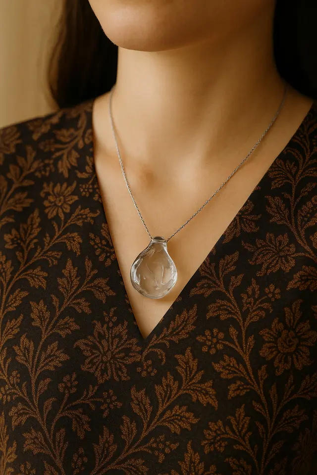 6. Kalung Resin Artistik Transparan