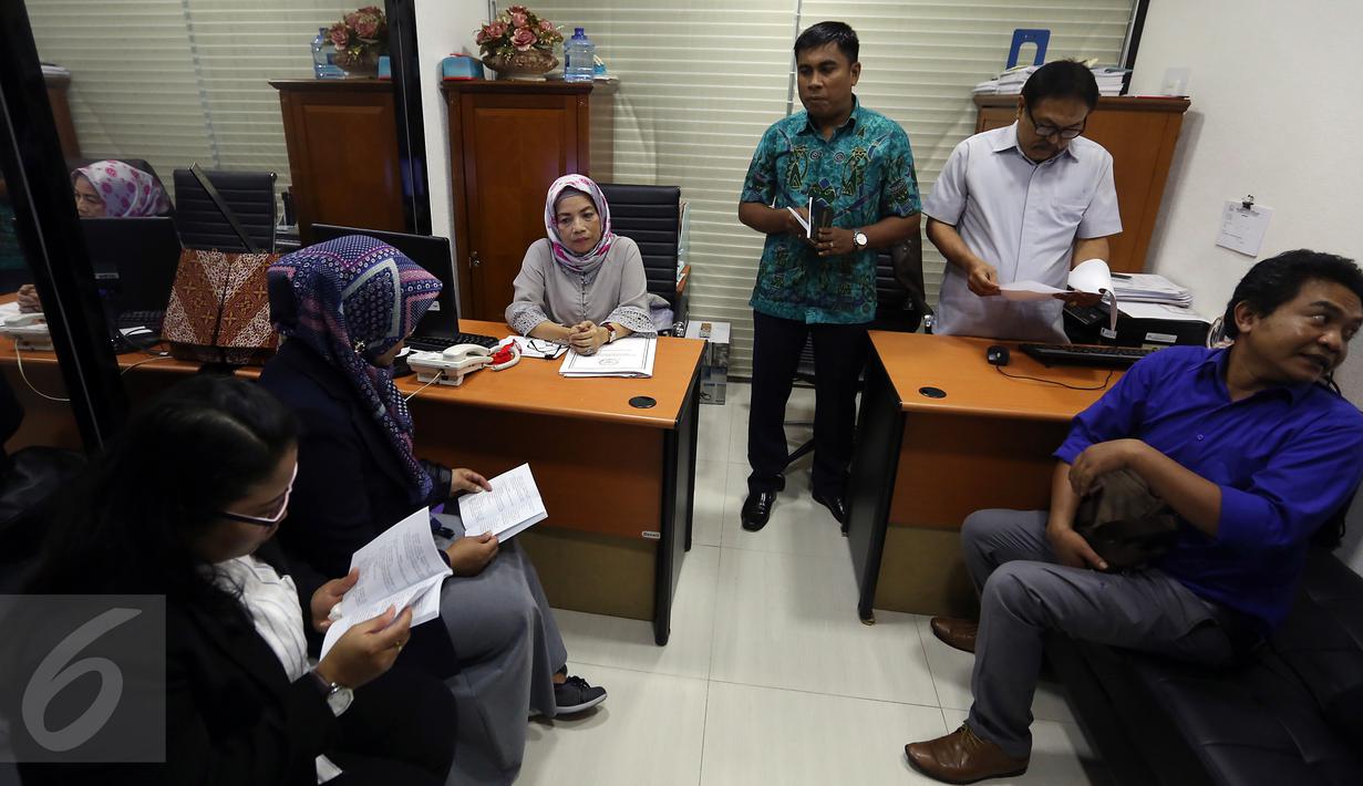 Suasana saat Perwakilan Lingkaran Aku Cinta Indonesia (LACI) dari Hong Kong melaporkan Fahri Hamzah ke MKD DPR, Jakarta, Senin (30/1). Ini merupakan laporan kedua untuk Fahri terkait kicauannya yang menyebut TKI sebagai babu. (Liputan6.com/Johan Tallo)