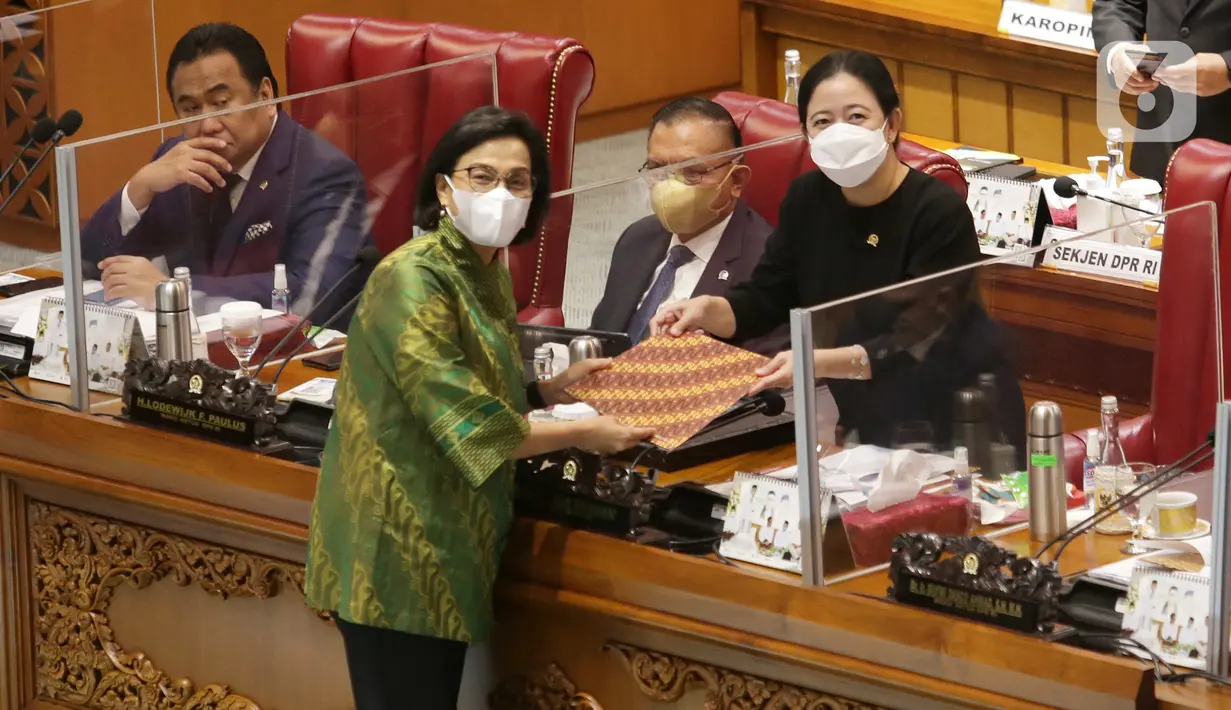 Menteri Keuangan Sri Mulyani (kiri) menyerahkan laporannya kepada Ketua DPR RI Puan Maharani saat Rapat Paripurna ke-23 DPR RI di Kompleks Parlemen, Senayan, Jakarta, Selasa (24/5/2022). Agenda rapat paripurna membahas pembicaraan tingkat II/pengambilan keputusan terhadap RUU tentang perubahan kedua atas undang-undang nomor 12 tahun 2011 tentang pembentukan peraturan perundang-undangan. (Liputan6.com/Angga Yuniar)