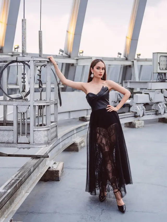 6 Pesona Cinta Laura dalam Pemotretan Bertema Black Swan, Memukau