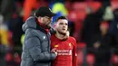 Manajer Liverpool Jurgen Klopp (kiri) merangkul pemain Liverpool Andrew Robertson usai dikalahkan Watford pada pertandingan Liga Inggris di Vicarage Road Stadium, Watford, Inggris, Sabtu (29/2/2020). Watford membantai Liverpool 3-0. (Justin TALLIS/AFP)