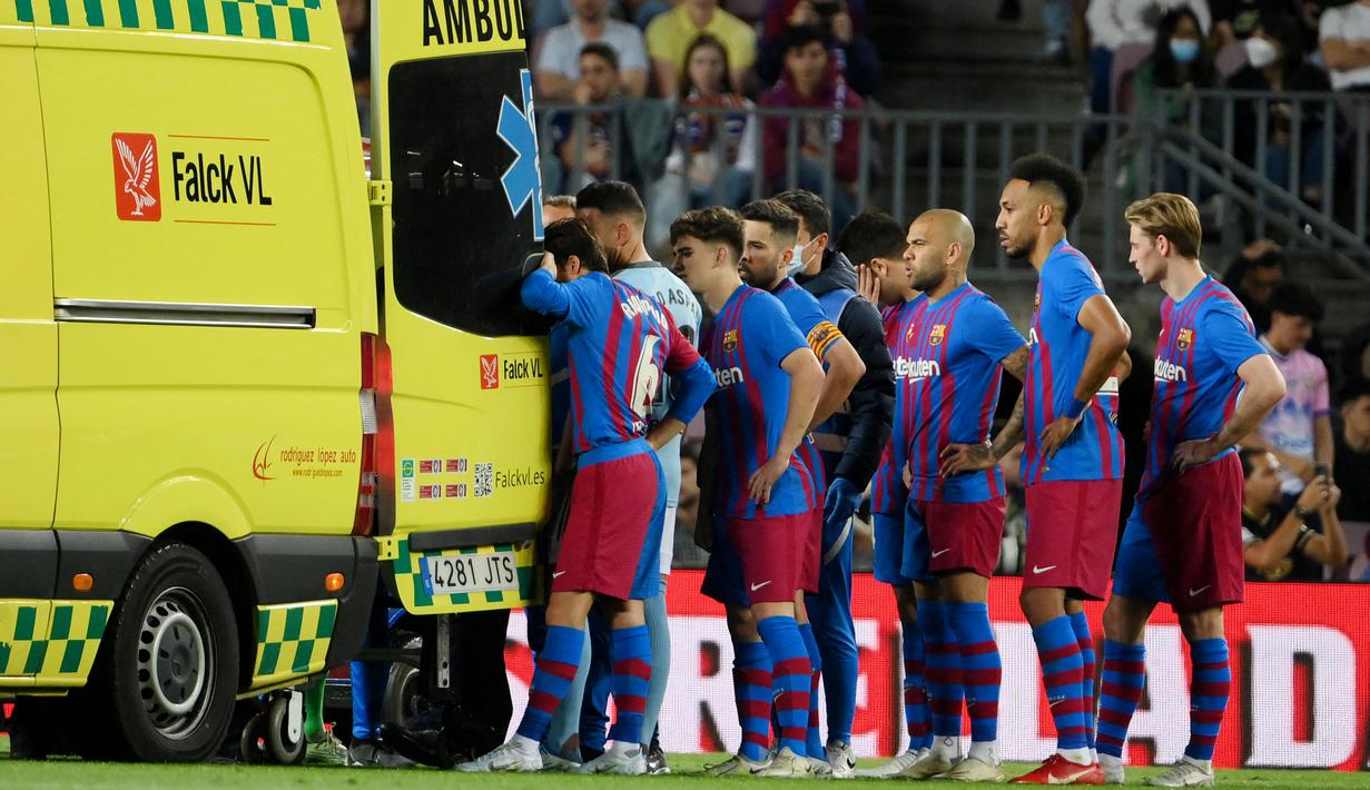 <p>Kemenangan 3-1 yang diraih Barcelona atas Celta Vigo pada pekan ke-36 Liga Spanyol harus dibayar mahal dengan insiden cedera serius yang dialami bek Barca, Ronald Araujo. (AFP/Lluis Gene)</p>