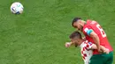 Pemain Kroasia Andrej Kramaric (kiri) dan pemain Maroko Romain Saiss melakukan sundulan pada pertandingan sepak bola Grup F Piala Dunia 2022 di Stadion Al Bayt, Al Khor, Qatar, Rabu (23/11/2022). Pertandingan berakhir imbang dengan skor 0-0. (AP Photo/Darko Vojinovic)