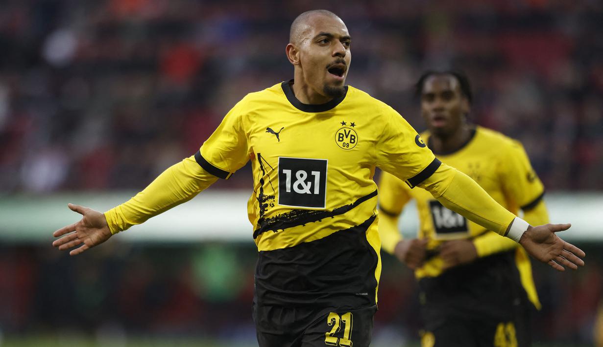 Donyell Malen, sayap kanan Belanda berusia 24 tahun yang kini tengah menjalani musim ketiga bersama Borussia Dortmund di Bundesliga total telah mencetak 6 gol dari 23 laga di semua ajang. Manchester United bisa mendapatkan sang pemain pada bursa transfer Januari 2024 melalui skema tukar tambah dengan Jadon Sancho yang telah terpinggirkan dari skuad Setan Merah sejak Agustus 2023 akibat konflik dengan sang pelatih Erik ten Hag. (AFP/Michaela Rehle)