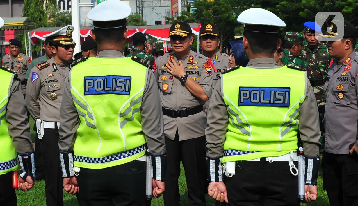 Kapolda Jateng Irjen Pol Rycko Amelza Dahniel mengecek kesiapan pasukan usai memimpin apel gelar pasukan 'Operasi Lilin 2019' di Lapangan Simpanglima, Semarang, Kamis (19/12/2019). Di Kota Semarang, jumlah pengamanan mencapai 1550 personel. (Liputan6.com/Gholib)