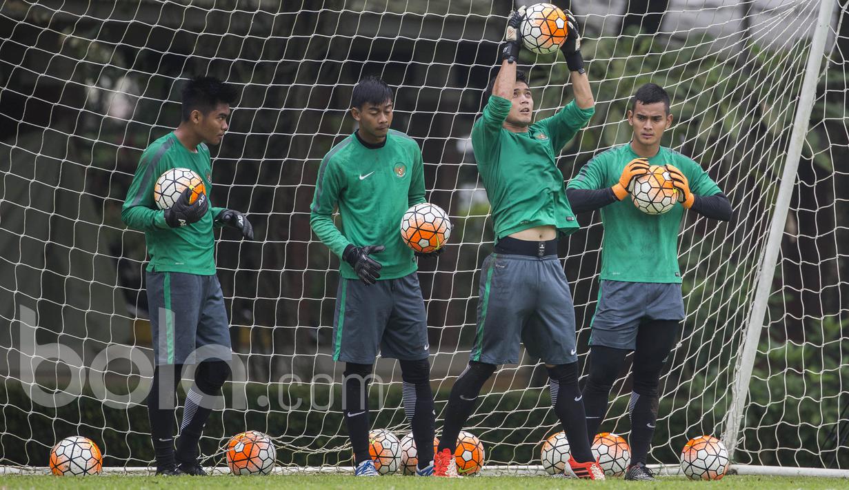 Kiper Bali United, Dicky Indrayana (kedua kanan), menangkap bola saat mengikuti seleksi Timnas Indonesia U-22 di Lapangan SPH Karawaci, Banten, Selasa (28/2/2017). (Bola.com/Vitalis Yogi Trisna)