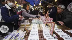 Warga membeli bahan-bahan untuk membuat makanan tahun baru atau osechi di Pasar Tsukiji, Tokyo, Jepang, Kamis (26/12/2019). Osechi terdiri dari berbagai jenis makanan istimewa. (AP Photo/Eugene Hoshiko)