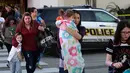 Pengunjung berjalan keluar setelah terjadinya baku tembak di Rolling Oaks Mall, San Antonio, Texas, Minggu (22/1). Penembakan ini tercatat untuk pertama kalinya setelah Presiden Donald Trump dilantik sebagai Presiden AS. (AP Photo/Eric Gay)