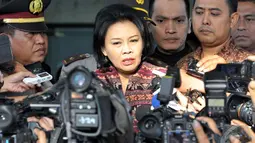 Triesnawati diperiksa selama kurang lebih enam jam sebagai saksi bagi suaminya yang menjadi tersangka kasus dugaan pemerasan, Jakarta, Selasa (16/9/2014) (Liputan6.com/Panji Diksana)