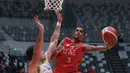 Pemain Uni Emirat Arab, Hamid Abdullateef (kanan) berusaha memasukkan bola ke ring dibayangi pemain Timnas Basket Suriah, Emiliano Basabe pada laga hari pertama Indonesia International Basketball Invitational 2023 melawan Suriah di Indonesia Arena, Senayan, Jakarta, Rabu (02/08/2023). Laga dimenangankan oleh UEA dengan skor 63-61. (Bola.com/Bagaskara Lazuardi)