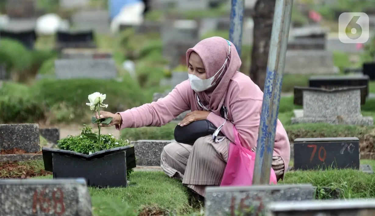 Selain memanjatkan doa, warga yang datang juga menbawa bunga untuk diletakkan di atas makam. (merdeka.com/Iqbal S. Nugroho)