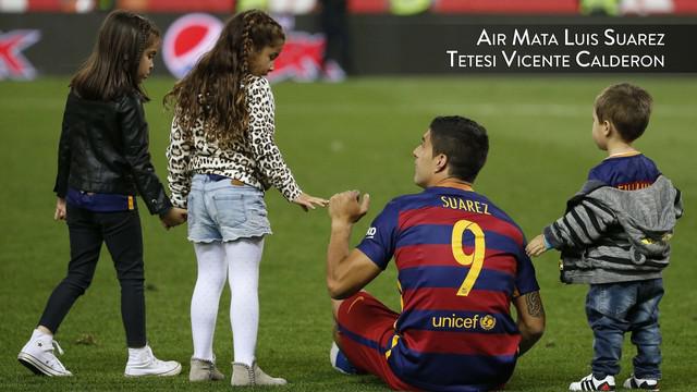 Luis Suarez harus dibopong ke luar lapangan usai mengalami cedera di Final Copa del Rey yang mempertemukan Barcelona dan Sevilla di Vicente Calderon.