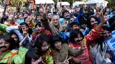 Ratusan orang ambil bagian dalam upaya memecahkan rekor dunia "Guinness World Record" dengan jumlah terbesar orang mengenakan pakaian dan bergaya seperti  The Beatles di sebuah taman di Mexico City, Meksiko 28 November 2015. (AFP PHOTO/ALFREDO ESTRELLA)