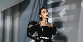 Sandrinna Michelle memilih tampilan all-black saat hadir ke SCTV Awards 2022 [IG @sandrinna_11]