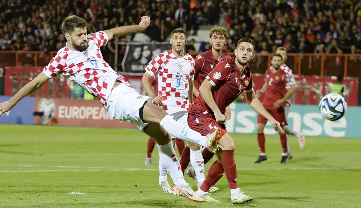 Pemain Kroasia, Bruno Petkovic, melepaskan tendangan saat melawan Armenia pada laga Kualifikasi Euro 2024 di Stadion Vazgen Sargsyan Republican, Armenia, Senin (11/9/2023). Kroasia menang dengan skor 1-0. (AFP/Karen Minasyan)