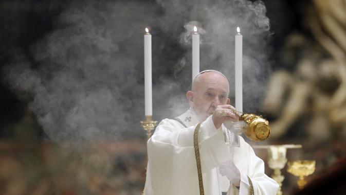 Paus Pimpin Misa Tanpa Jemaat: Paus Fransiskus menyebarkan asap dupa saat memimpin Misa Malam Paskah di Basilika Santo Petrus, Vatikan, Sabtu (11/4/2020). Misa ini tidak dihadiri jemaat karena pandemi virus corona COVID-19. (Remo Casilli/Pool Photo via AP)