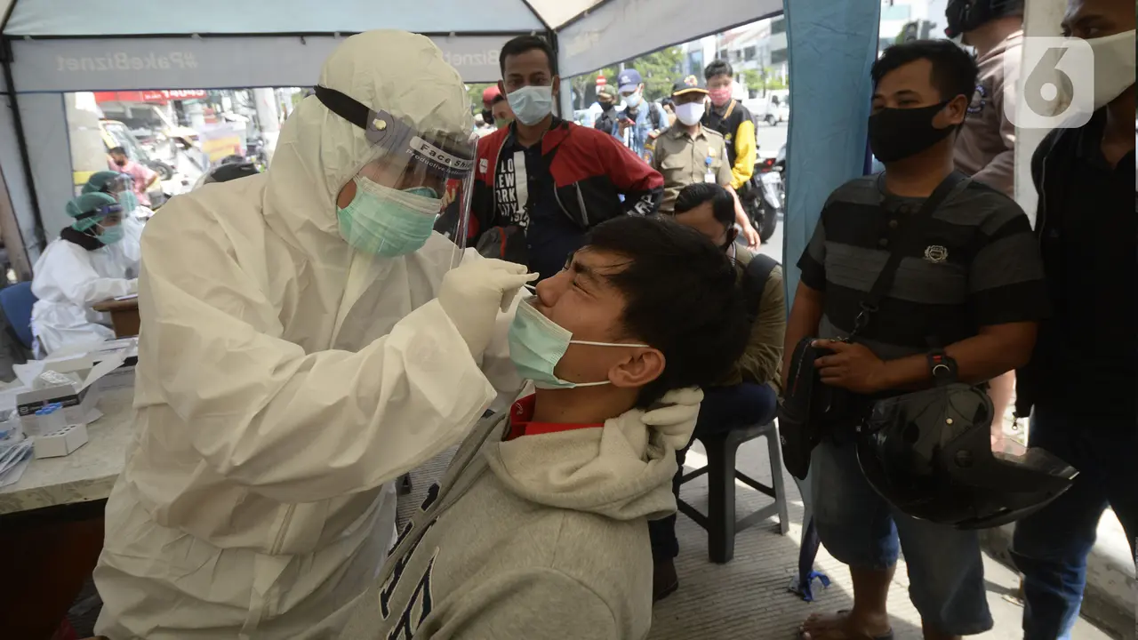 FOTO: Terjaring Razia Masker, Pengendara di Jakarta Langsung Jalani Rapid Test