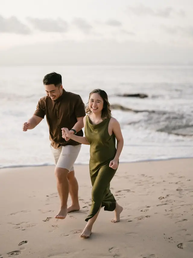 7 Maternity Shoot Gritte Agatha dan Suami di Pantai, Tampil Menawan dengan Baby Bump