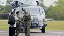 Panglima TNI Jenderal TNI Moeldoko (kiri) tiba di pangkalan Bun Lanud Iskandar Kedatangan Moeldoko ini bertujuan untuk meninjau langsung kegiatan evakuasi kecelakaan pesawat AirAsia, Kalteng, Selasa, (6/1/2015). (Liputan6.com/Andrian M Tunay)