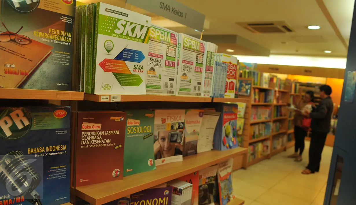 Pembeli memilih buku pelajaran di sebuah toko buku di Jakarta, (12/7). Menjelang dimulainya tahun ajaran baru 2016/2017 penjualan buku materi pelajaran dan buku tulis di toko buku mengalami peningkatan sekitar 50 persen. (Liputan6.com/Gempur M Surya)