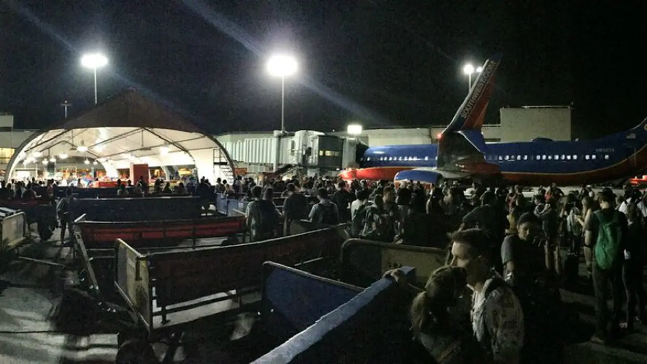 Suasana saat dilakukan evakuasi di Bandara Internasional Los Angeles
