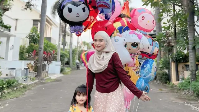 7 Potret Ria Ricis dan Moana Jenguk Baby Yasmin Anak Shindy Putri, Penuh Kehangatan (credit: instagram.com/riaricis1795).