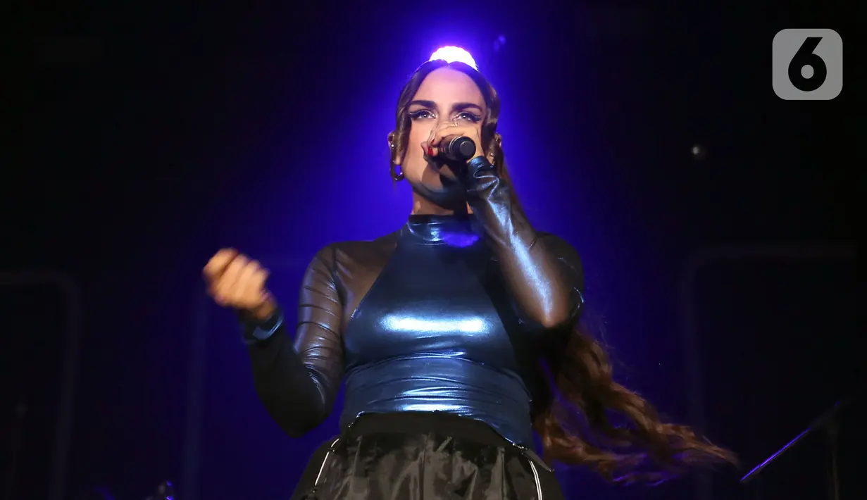 Penyanyi asal Amerika Serikat Joanna Levesque atau JoJo tampil pada special show hari pertama BNI Java Jazz Festival 2022 di JIExpo Kemayoran, Jakarta, Jumat (27/5/2022). Perhelatan musik BNI Java Jazz Festival 2022 digelar pada 27-29 Mei dengan menampilkan musisi-musisi dari dalam dan luar negeri. (Liputan6.com/Johan Tallo)