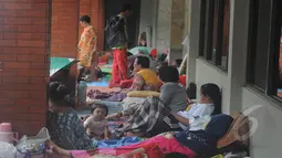Meluapnya Kali Ciliwung karena curah hujan yang tinggi membuat rumah warga Kampung Pulo terendam banjir. Kini mereka tinggal sementara di tempat pengungsian, Jakarta, Selasa (10/2/2015). (Liputan6.com/Herman Zakharia)