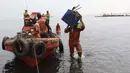 Petugas mengangkat sampah di Pesisir Teluk Jakarta, Cilincing, Jakarta Utara, Minggu (15/4). Selain rangkaian HPSN 2018, kegiatan ini juga untuk menggugah kepedulian masyarakat terhadap kebersihan lingkungan. (Liputan6.com/Arya Manggala)