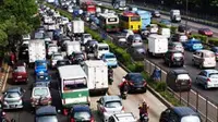 Kendaraan bermotor bergerak perlahan melewati Jalan MT Haryono, Jakarta. Kondisi arus lalulintas di jalan protokol Jakarta mulai macet setelah liburan lebaran. (Antara)