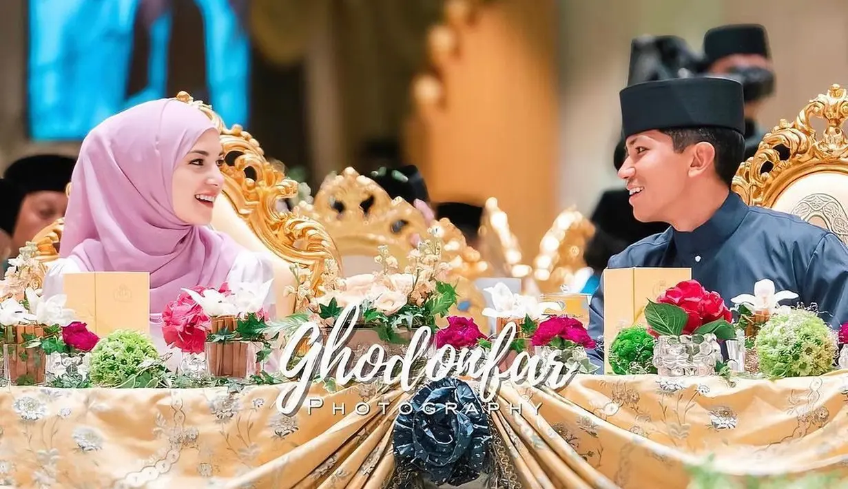 Anisha Rosnah tampil dalam balutan baju kurung dan hijab berwarna merah muda rancangan desainer yang sama seperti saat menikah, yaitu Teh Firdaus.  [@anishsa_mateen/@hazimah_beauty].