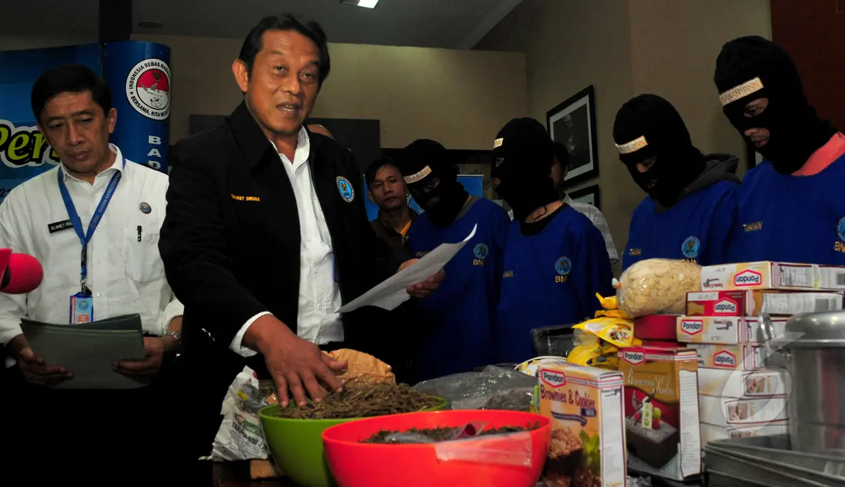 Badan Narkotika Nasional (BNN) berhasil mengungkap bisnis kue dan cokelat mengandung ganja yang dijual secara online, Jakarta, Senin (13/4/2015). BNN berhasil mengamankan lima orang tersangka di kawasan Blok M. (Liputan6.com/Yoppy Renato) 