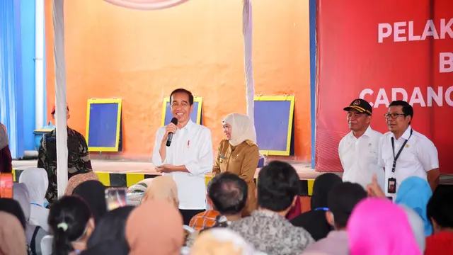 Presiden Joko Widodo atau Jokowi saat membagikan bantuan pangan cadangan beras pemerintah (CBP) kepada sejumlah penerima manfaat.