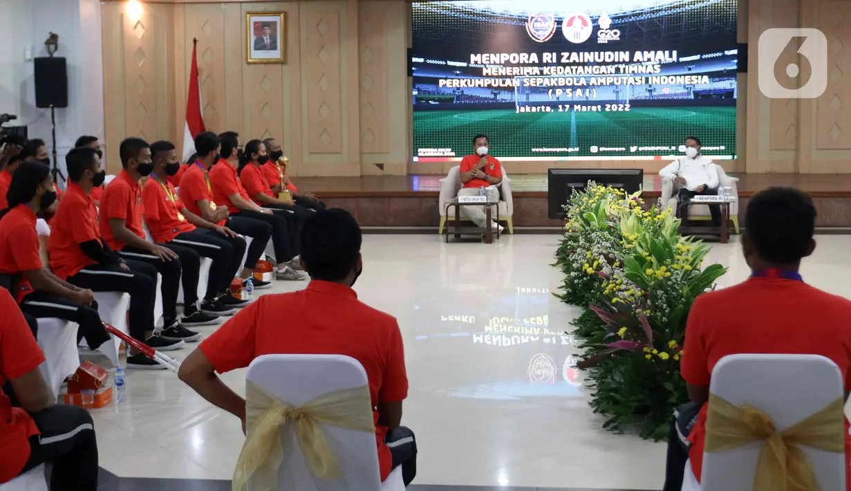 Menpora Zainudin Amali (atas kanan) menghadiri pertemuan dengan pemain Timnas Sepak Bola Amputasi Indonesia di Gedung Kemenpora, Jakarta, Kamis (17/3/2022). Pemerintah juga akan menyiapkan akomodasi selama di Turki, serta kebutuhan ahli nutrisi untuk para pemain. (Liputan6.com/Herman Zakharia)