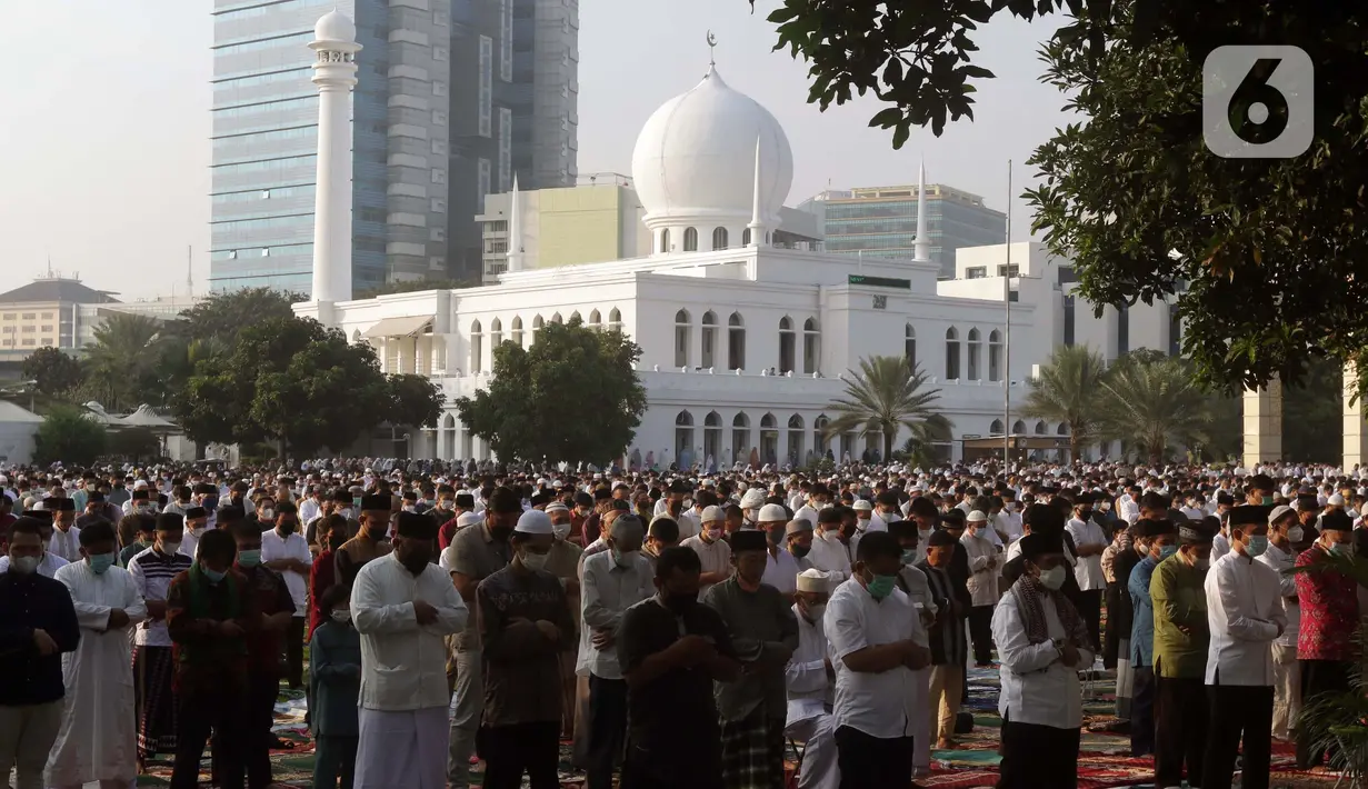 Umat muslim saat melaksanakan shalat Idul Fitri 1442 H di Lapangan Masjid Agung Al Azhar, Jakarta, Kamis (13/5/2021). Ribuan umat muslim melaksanakan shalat Idul Fitri 1442 H di Lapangan Masjid Agung Al Azhar dengan menerapkan protokol kesehatan ketat. (Liputan6..com/Helmi Fithriansyah)