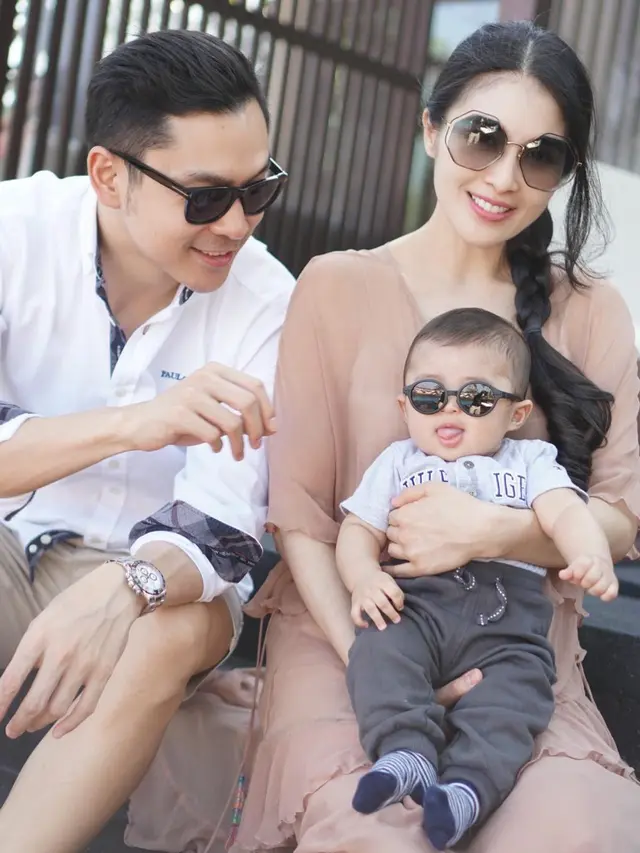 [Bintang] Keren dan Menggemaskan, Ini 8 Foto Anak Sandra Dewi Saat Pakai Kacamata Hitam