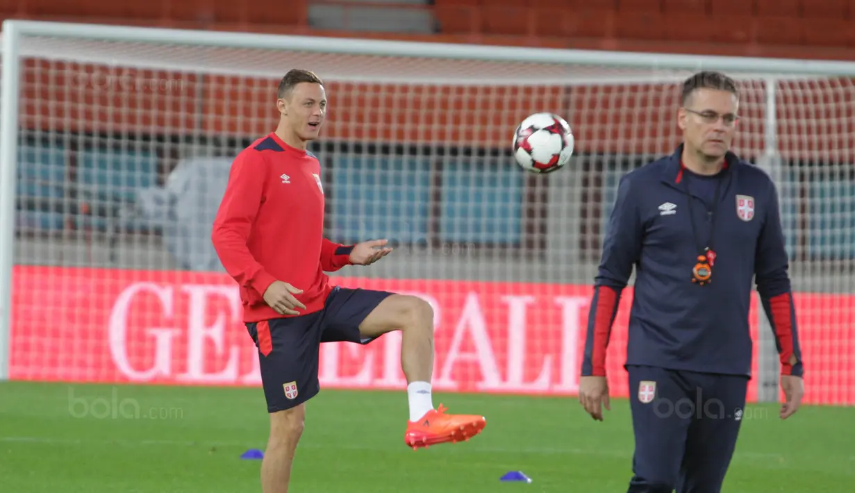 Gelandang Serbia, Nemenja Matic, mengontrol bola saat latihan di Stadion Ernst Happel, Wina, Kamis (5/10/2017). Serbia akan menghadapi Austria pada laga kualifikasi Piala Dunia 2018. (Bola.com/Reza Khomaini)