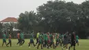 Para pemain timnas Indonesia usai berlatih jelang Piala AFF 2016 di Lapangan Sekolah Pelita Harapan, Banten, Selasa (15/11/2016). Latihan ini tidak diikuti oleh Irfan Bachdim karena cedera. (Bola.com/Vitalis Yogi Trisna)